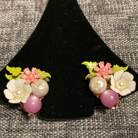 Vintage Flowers and Pearl Earrings - Picture 1 of 3